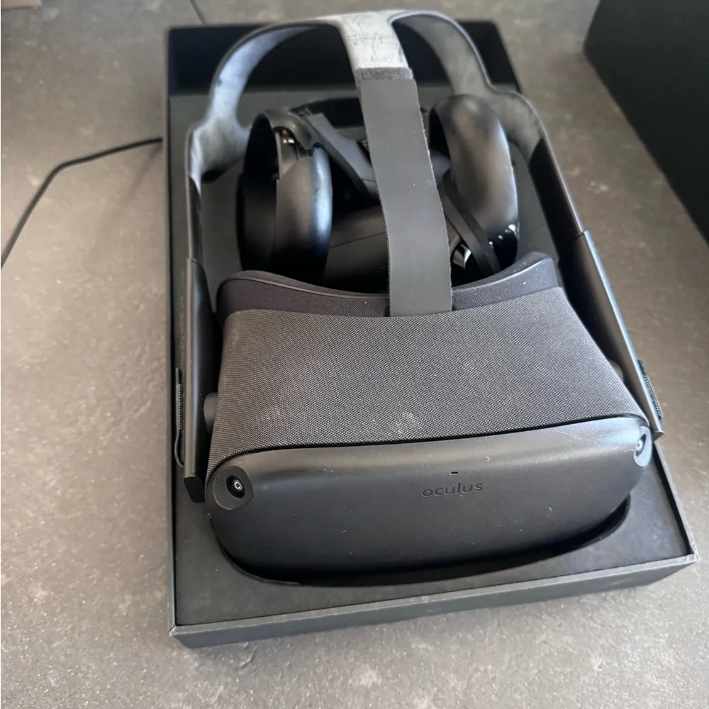 Oculus VR Headset and Controllers - Black